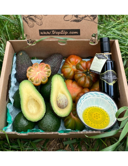 Mediterranes Paket mit Avocados, Tomaten und Olivenöl