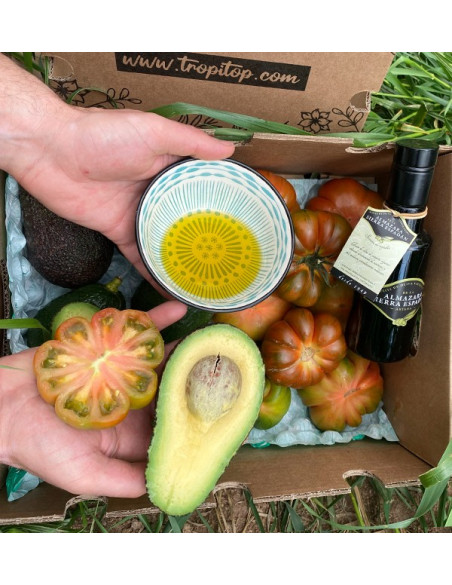 Mediterranes Paket mit Avocados, Tomaten und Olivenöl
