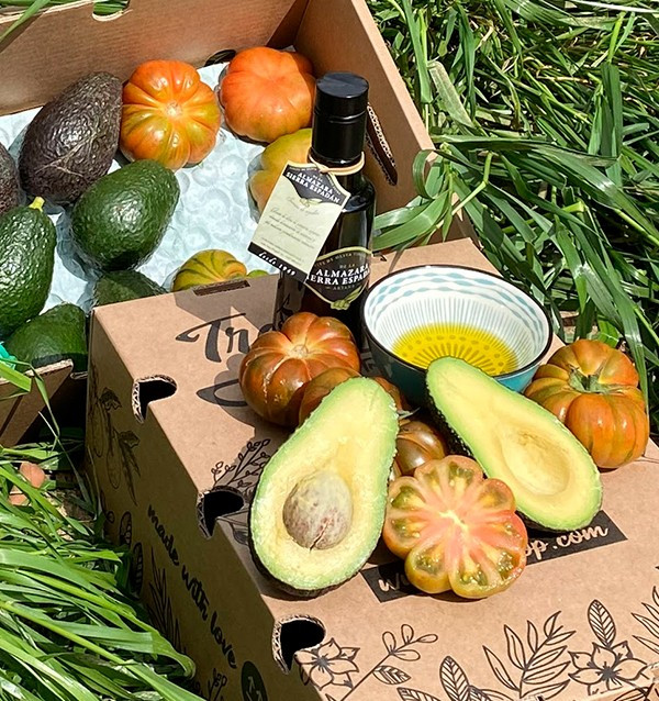 Mediterranes Paket mit Avocados, Tomaten und Olivenöl