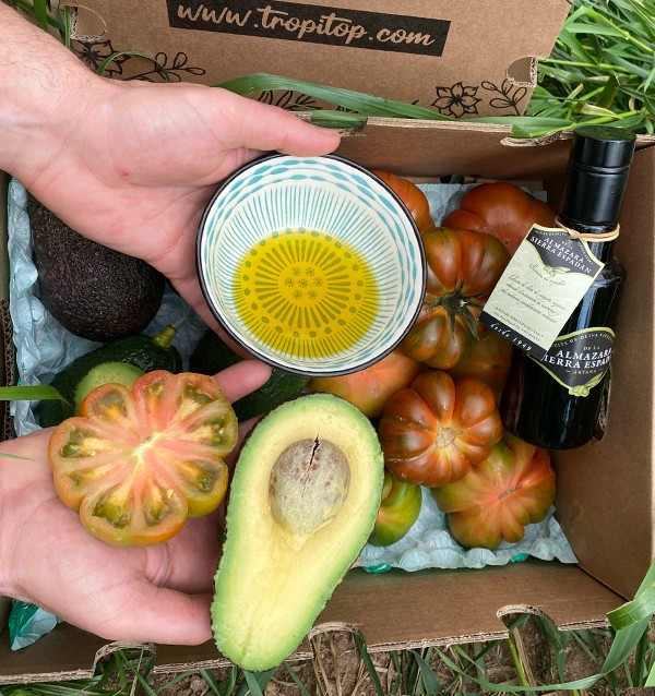 Mediterranes Paket mit Avocados, Tomaten und Olivenöl