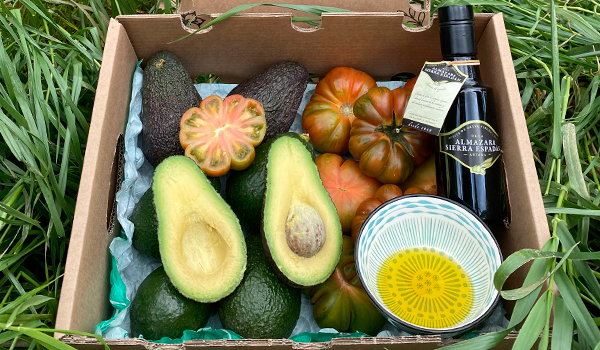 Paket mit Avocado, Raf-Tomate und Olivenöl