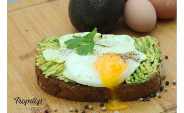 Toast di avocado con uovo