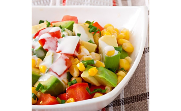 Insalata di lattuga, avocado e mango