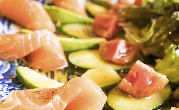 Ceviche di salmone, avocado e mango